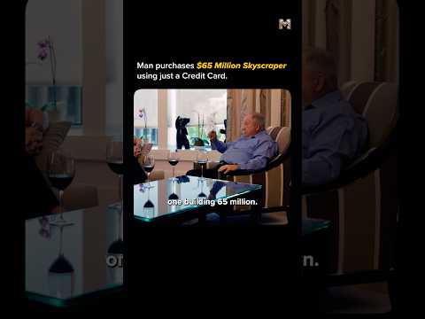 Un hombre de traje explica una estrategia financiera apuntando a una pantalla interactiva con gráficos de barras