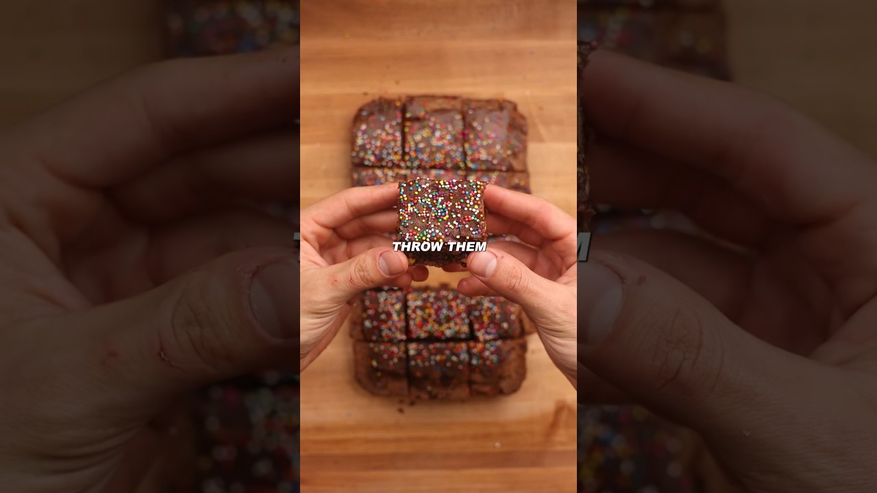 Un primer plano de un postre de chocolate cayendo lentamente sobre una superficie de madera