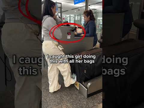 Una mano sostiene una báscula digital que mide el peso de una maleta negra en el aeropuerto